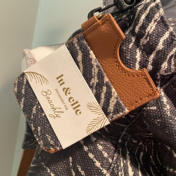 Lu & Elle NWT backpack w/ clip-in wallet (Beachly Exclusive) - Picture 4 of 9